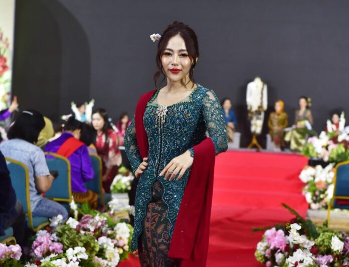 Oshin Mega Bintang Gaungkan Identitas Budaya Lewat Parade 1.000 Profesi Berkebaya Oshin Mega Bintang Gaungkan Identitas Budaya Lewat Parade 1.000 Profesi Berkebaya