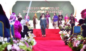 Oshin Mega Bintang Gaungkan Identitas Budaya Lewat Parade 1.000 Profesi Berkebaya