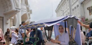 Naik Becak Motor Khas Medan, Yantie Rachim Nikmati Ladies Program Rakernas APEKSI 2026 Naik Becak Motor Khas Medan, Yantie Rachim Nikmati Ladies Program Rakernas APEKSI 2026