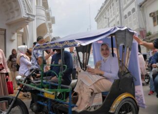 Naik Becak Motor Khas Medan, Yantie Rachim Nikmati Ladies Program Rakernas APEKSI 2026 Naik Becak Motor Khas Medan, Yantie Rachim Nikmati Ladies Program Rakernas APEKSI 2026