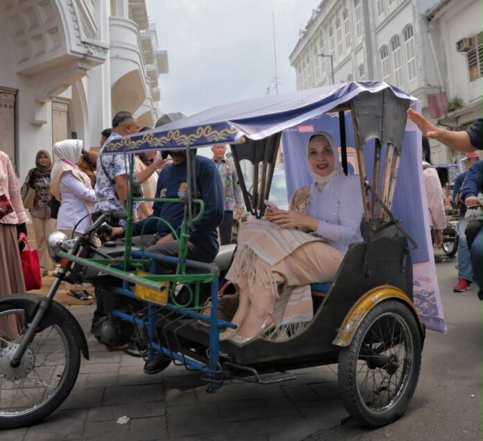 Naik Becak Motor Khas Medan, Yantie Rachim Nikmati Ladies Program Rakernas APEKSI 2026