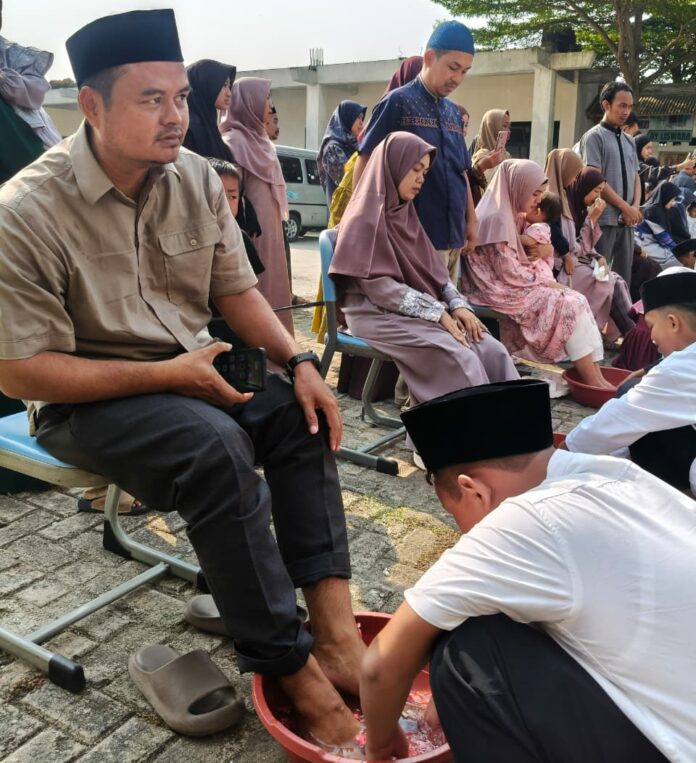 Prosesi Basuh Kaki Orang Tua Warnai Penyambutan Santri Baru Ma'had Darulhusna Prosesi Basuh Kaki Orang Tua Warnai Penyambutan Santri Baru Ma'had Darulhusna