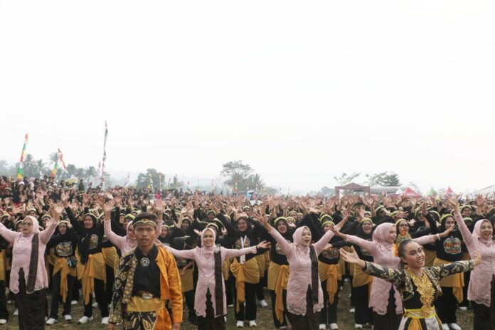Festival Ciomas Ngabring 2026 Meriah, Ribuan Warga Tampilkan Tari Kolosal Festival Ciomas Ngabring 2026 Meriah, Ribuan Warga Tampilkan Tari Kolosal