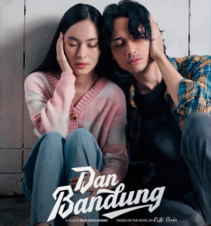 Bikin Baper! Samo Rafael dan Shanna Shannon Tampil Romantis di Klip Terbaru Film "Dan Bandung" Bikin Baper! Samo Rafael dan Shanna Shannon Tampil Romantis di Klip Terbaru Film "Dan Bandung"