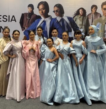 Usia 10 Tahun, Queenera Vienata Halim Lubis Raih Sorotan di Indonesia Fashion Week 2026 Usia 10 Tahun, Queenera Vienata Halim Lubis Raih Sorotan di Indonesia Fashion Week 2026