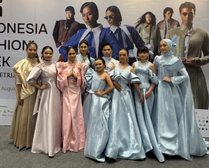Usia 10 Tahun, Queenera Vienata Halim Lubis Raih Sorotan di Indonesia Fashion Week 2026 Usia 10 Tahun, Queenera Vienata Halim Lubis Raih Sorotan di Indonesia Fashion Week 2026