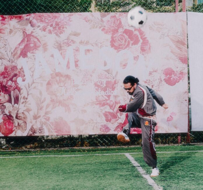 Jameson Gandeng J Balvin dan KidSuper Rayakan Semangat Penggemar Sepak Bola Lewat Kampanye Global "It's What You Bring" Jameson Gandeng J Balvin dan KidSuper Rayakan Semangat Penggemar Sepak Bola Lewat Kampanye Global "It's What You Bring"