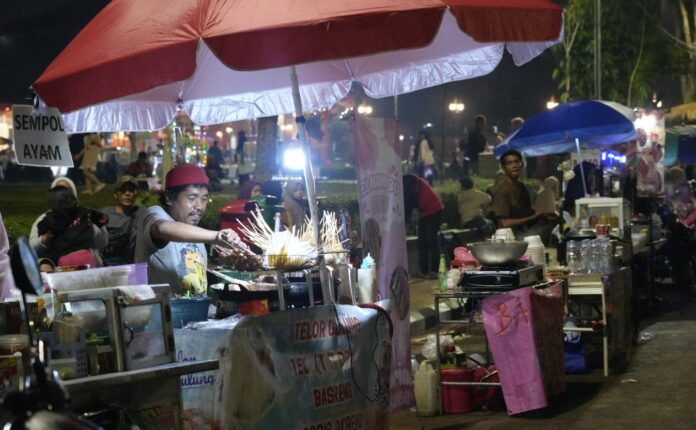 Nobar Timnas Indonesia di Alun-alun Kabupaten Bogor Meriah, Warga Rasakan Kebersamaan dan UMKM Ikut Bergairah