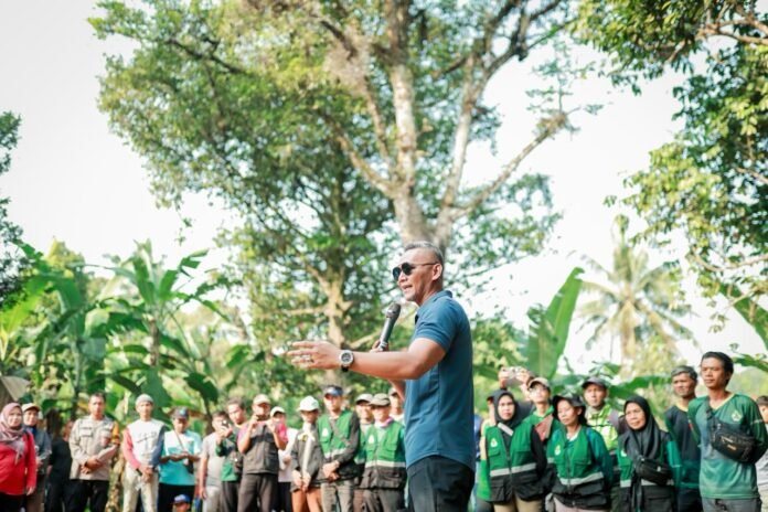 Warga Bogor Timur Gotong Royong Bersihkan Lahan Calon TPU di Sindangrasa