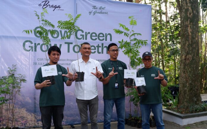 Rayakan 8 Tahun, de Braga by ARTOTEL Tanam 50 Pohon di Tahura Ir. H. Djuanda