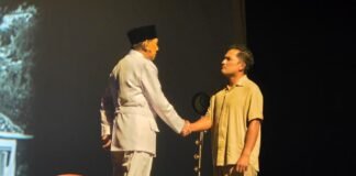 “Meradjoet Sendja” Hidupkan Gagasan Pendiri Bangsa di Panggung, Tuai Apresiasi Penonton “Meradjoet Sendja” Hidupkan Gagasan Pendiri Bangsa di Panggung, Tuai Apresiasi Penonton
