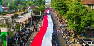 Ribuan Warga Meriahkan Kirab Bendera Merah Putih 500 Meter di Festival Merah Putih Bogor Ribuan Warga Meriahkan Kirab Bendera Merah Putih 500 Meter di Festival Merah Putih Bogor