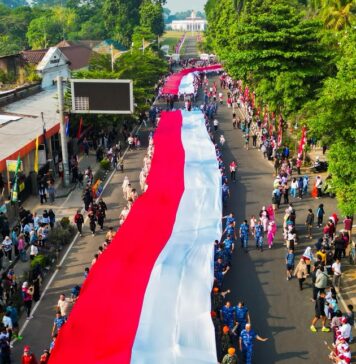 Ribuan Warga Meriahkan Kirab Bendera Merah Putih 500 Meter di Festival Merah Putih Bogor Ribuan Warga Meriahkan Kirab Bendera Merah Putih 500 Meter di Festival Merah Putih Bogor