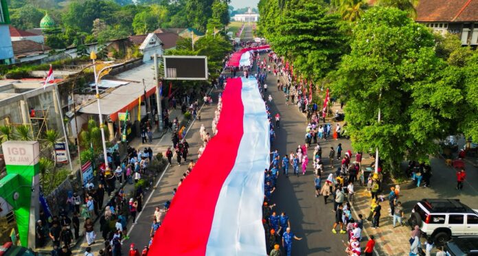 Ribuan Warga Meriahkan Kirab Bendera Merah Putih 500 Meter di Festival Merah Putih Bogor