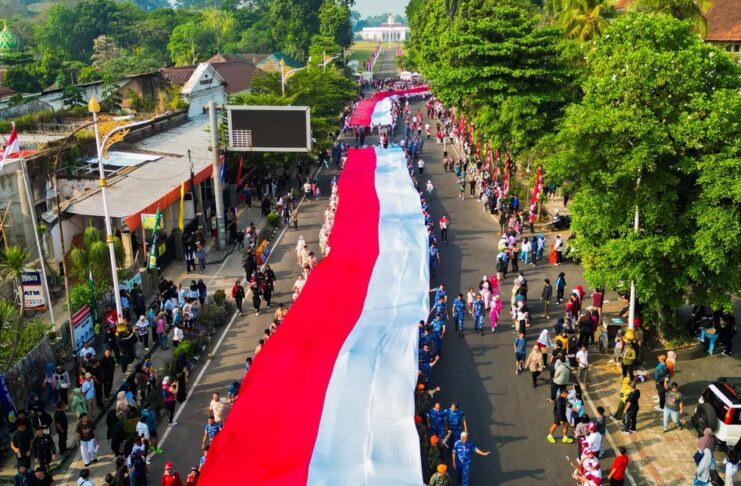 Ribuan Warga Meriahkan Kirab Bendera Merah Putih 500 Meter di Festival Merah Putih Bogor Ribuan Warga Meriahkan Kirab Bendera Merah Putih 500 Meter di Festival Merah Putih Bogor