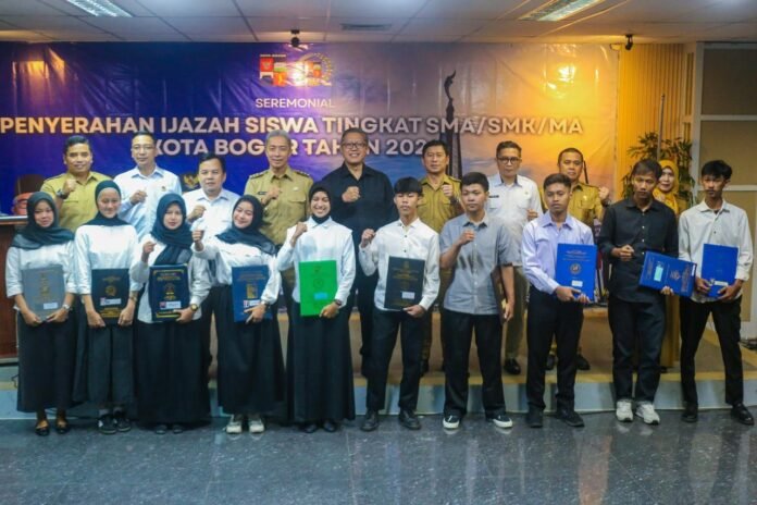 988 Pelajar Prasejahtera Bogor Terima Pelunasan Ijazah, Dedie Rachim Dorong Lanjut Pendidikan 988 Pelajar Prasejahtera Bogor Terima Pelunasan Ijazah, Dedie Rachim Dorong Lanjut Pendidikan