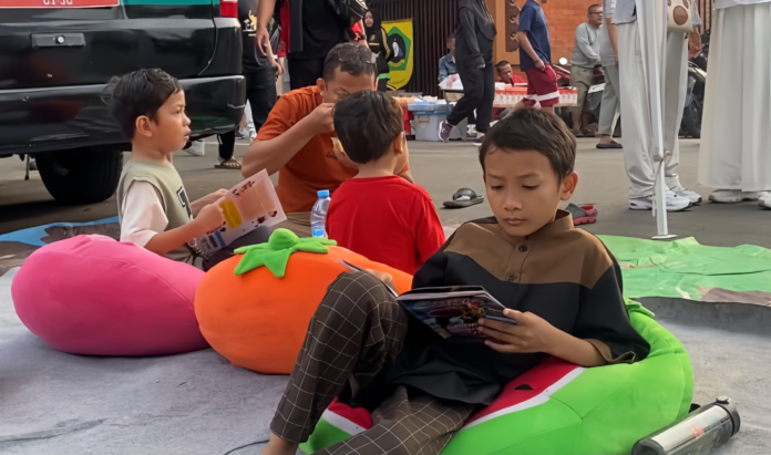 Perpustakaan Keliling Hadir di CFD Tegar Beriman, Warga Bisa Baca Buku Gratis