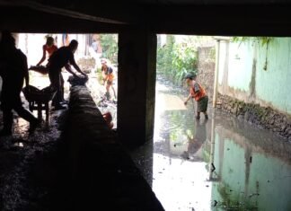 Satpol PP Kemang Awasi Normalisasi Kali Setu dan Tertibkan PKL di Trotoar Satpol PP Kemang Awasi Normalisasi Kali Setu dan Tertibkan PKL di Trotoar
