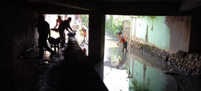 Satpol PP Kemang Awasi Normalisasi Kali Setu dan Tertibkan PKL di Trotoar Satpol PP Kemang Awasi Normalisasi Kali Setu dan Tertibkan PKL di Trotoar