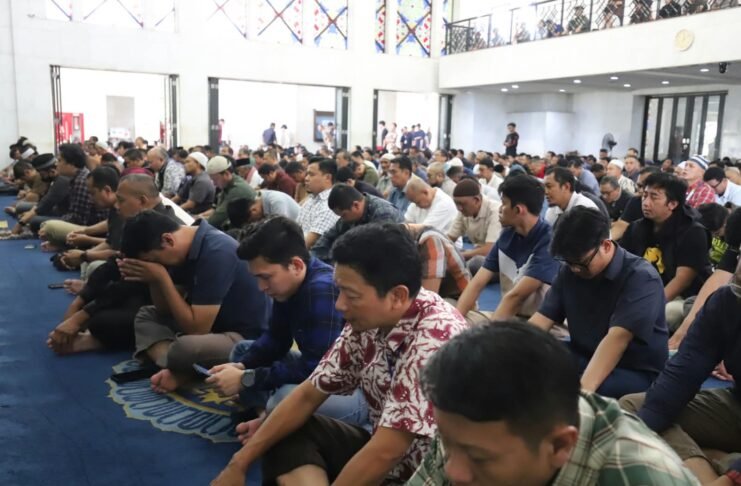 Jemaah Masjid Bimantara Doakan Lima Jurnalis dan Tiga Awak Kapal yang Hilang di Selat Sunda Jemaah Masjid Bimantara Doakan Lima Jurnalis dan Tiga Awak Kapal yang Hilang di Selat Sunda