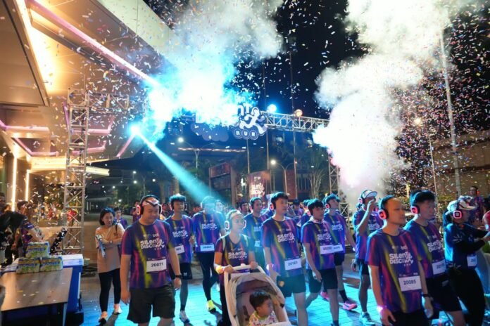 Aloft Surabaya Bawa Konsep Silent Disco Run ke Surabaya, 280 Peserta Ikut Lari 5K Aloft Surabaya Bawa Konsep Silent Disco Run ke Surabaya, 280 Peserta Ikut Lari 5K