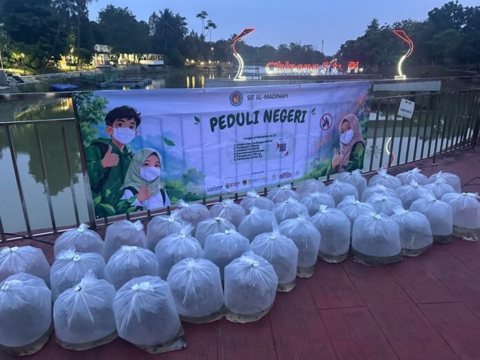 Pemkab Bogor Tebar 8.000 Benih Ikan Nilem di Situ Plaza Cibinong