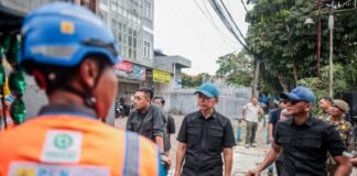Pemkot Bogor Tertibkan PKL, Angkot Ngetem, dan Sepeda Motor Parkir Liar Dedie Rachim dan Jenal Mutaqin meninjau trotoar dan fasilitas umum dalam penertiban PKL di Kota Bogor.