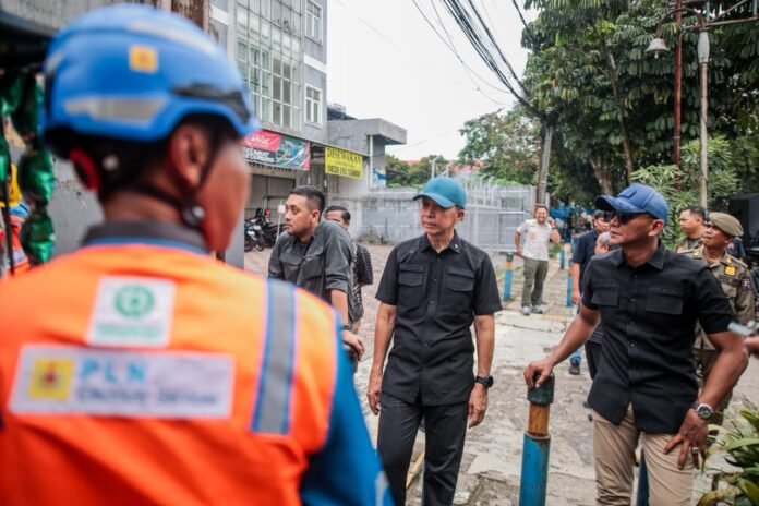 Dedie Rachim dan Jenal Mutaqin meninjau trotoar dan fasilitas umum dalam penertiban PKL di Kota Bogor.