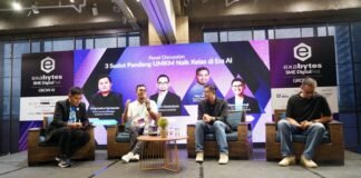 SME DigitalFest 2026, Exabytes Dorong UMKM Maksimalkan AI Exabytes Indonesia menggelar SME DigitalFest 2026 bertema “UMKM + AI” di CBN Hall Menara Kuningan, Jakarta Selatan, Rabu (30/9/2026). Kegiatan yang didukung Kementerian Ekonomi Kreatif/Badan Ekonomi Kreatif Republik Indonesia tersebut diikuti lebih dari 100 pelaku UMKM dari berbagai sektor. Festival ini mempertemukan pemerintah, asosiasi, praktisi, dan mitra ekosistem digital untuk membahas pemanfaatan AI dalam pengembangan bisnis UMKM. VP & Country Manager Exabytes Indonesia, Indra Hartawan, mengatakan kegiatan tersebut menjadi bagian dari upaya meningkatkan pemahaman UMKM mengenai pentingnya transformasi digital. “SME DigitalFest kami hadirkan untuk membangun kesadaran UMKM akan pentingnya memperkuat bisnis melalui performa digital. Tahun ini, kami berfokus pada adopsi AI,” ujar Indra. Melalui inisiatif GROW AI, Exabytes memperkenalkan tiga tahapan pertumbuhan UMKM, yaitu Naik Kelas, Naik Omzet, dan Naik Level. Naik Kelas berkaitan dengan pembangunan fondasi digital melalui website, domain, email bisnis, serta proses yang terukur. Naik Omzet diarahkan pada penggunaan AI untuk mendukung konten penjualan, iklan, layanan pelanggan, dan penjualan lintas kanal. Sementara Naik Level mencakup kesiapan bisnis dalam mengakses pendanaan, membangun infrastruktur yang aman, serta mengembangkan kemitraan jangka panjang. Sejumlah pembicara turut hadir dalam SME DigitalFest 2026. Di antaranya Direktur Aplikasi Kementerian Ekonomi Kreatif Republik Indonesia Tri Wahyudi, Direktur Pengembangan Bisnis dan Layanan Pemasaran SMESCO Indonesia M. Rizki Firdaus, Ketua Umum ADIGSI Firlie H. Ganinduto, Social Impact Partner SDG Impact Partners Nur Hasan, serta CX Consultant dan Co-founder Retensi AI Yanuar Rezqi. Acara juga menghadirkan sesi praktik mengenai penggunaan AI untuk bisnis, termasuk pemanfaatan teknologi untuk pembuatan konten, operasional, penjualan, dan pengalaman pelanggan. Salah satu agenda yang menarik perhatian adalah GROWpreneur Competition 2026. Kompetisi tersebut dimenangkan Steven dari Reka Tridi, yang mendapatkan Exabytes Credit untuk pengembangan bisnis. “Dengan AI, pekerjaan yang tadinya membutuhkan dua atau tiga orang, seperti mendesain foto produk dan menulis deskripsi yang baik untuk SEO, kini bisa dikerjakan oleh satu orang saja,” ujar Steven. Selain kompetisi, peserta mengikuti workshop AI, mengunjungi AI Clinic dan Demo Lab, serta mengikuti networking bersama pelaku industri dan mitra ekosistem digital. Exabytes Indonesia menyatakan akan terus memperkuat edukasi dan produk berbasis AI untuk membantu UMKM melakukan transformasi digital dan mengembangkan bisnis.