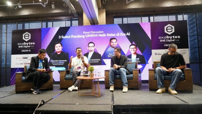Exabytes Indonesia menggelar SME DigitalFest 2026 bertema “UMKM + AI” di CBN Hall Menara Kuningan, Jakarta Selatan, Rabu (30/9/2026). Kegiatan yang didukung Kementerian Ekonomi Kreatif/Badan Ekonomi Kreatif Republik Indonesia tersebut diikuti lebih dari 100 pelaku UMKM dari berbagai sektor. Festival ini mempertemukan pemerintah, asosiasi, praktisi, dan mitra ekosistem digital untuk membahas pemanfaatan AI dalam pengembangan bisnis UMKM. VP & Country Manager Exabytes Indonesia, Indra Hartawan, mengatakan kegiatan tersebut menjadi bagian dari upaya meningkatkan pemahaman UMKM mengenai pentingnya transformasi digital. “SME DigitalFest kami hadirkan untuk membangun kesadaran UMKM akan pentingnya memperkuat bisnis melalui performa digital. Tahun ini, kami berfokus pada adopsi AI,” ujar Indra. Melalui inisiatif GROW AI, Exabytes memperkenalkan tiga tahapan pertumbuhan UMKM, yaitu Naik Kelas, Naik Omzet, dan Naik Level. Naik Kelas berkaitan dengan pembangunan fondasi digital melalui website, domain, email bisnis, serta proses yang terukur. Naik Omzet diarahkan pada penggunaan AI untuk mendukung konten penjualan, iklan, layanan pelanggan, dan penjualan lintas kanal. Sementara Naik Level mencakup kesiapan bisnis dalam mengakses pendanaan, membangun infrastruktur yang aman, serta mengembangkan kemitraan jangka panjang. Sejumlah pembicara turut hadir dalam SME DigitalFest 2026. Di antaranya Direktur Aplikasi Kementerian Ekonomi Kreatif Republik Indonesia Tri Wahyudi, Direktur Pengembangan Bisnis dan Layanan Pemasaran SMESCO Indonesia M. Rizki Firdaus, Ketua Umum ADIGSI Firlie H. Ganinduto, Social Impact Partner SDG Impact Partners Nur Hasan, serta CX Consultant dan Co-founder Retensi AI Yanuar Rezqi. Acara juga menghadirkan sesi praktik mengenai penggunaan AI untuk bisnis, termasuk pemanfaatan teknologi untuk pembuatan konten, operasional, penjualan, dan pengalaman pelanggan. Salah satu agenda yang menarik perhatian adalah GROWpreneur Competition 2026. Kompetisi tersebut dimenangkan Steven dari Reka Tridi, yang mendapatkan Exabytes Credit untuk pengembangan bisnis. “Dengan AI, pekerjaan yang tadinya membutuhkan dua atau tiga orang, seperti mendesain foto produk dan menulis deskripsi yang baik untuk SEO, kini bisa dikerjakan oleh satu orang saja,” ujar Steven. Selain kompetisi, peserta mengikuti workshop AI, mengunjungi AI Clinic dan Demo Lab, serta mengikuti networking bersama pelaku industri dan mitra ekosistem digital. Exabytes Indonesia menyatakan akan terus memperkuat edukasi dan produk berbasis AI untuk membantu UMKM melakukan transformasi digital dan mengembangkan bisnis. Exabytes Indonesia menggelar SME DigitalFest 2026 bertema “UMKM + AI” di CBN Hall Menara Kuningan, Jakarta Selatan, Rabu (30/9/2026). Kegiatan yang didukung Kementerian Ekonomi Kreatif/Badan Ekonomi Kreatif Republik Indonesia tersebut diikuti lebih dari 100 pelaku UMKM dari berbagai sektor. Festival ini mempertemukan pemerintah, asosiasi, praktisi, dan mitra ekosistem digital untuk membahas pemanfaatan AI dalam pengembangan bisnis UMKM. VP & Country Manager Exabytes Indonesia, Indra Hartawan, mengatakan kegiatan tersebut menjadi bagian dari upaya meningkatkan pemahaman UMKM mengenai pentingnya transformasi digital. “SME DigitalFest kami hadirkan untuk membangun kesadaran UMKM akan pentingnya memperkuat bisnis melalui performa digital. Tahun ini, kami berfokus pada adopsi AI,” ujar Indra. Melalui inisiatif GROW AI, Exabytes memperkenalkan tiga tahapan pertumbuhan UMKM, yaitu Naik Kelas, Naik Omzet, dan Naik Level. Naik Kelas berkaitan dengan pembangunan fondasi digital melalui website, domain, email bisnis, serta proses yang terukur. Naik Omzet diarahkan pada penggunaan AI untuk mendukung konten penjualan, iklan, layanan pelanggan, dan penjualan lintas kanal. Sementara Naik Level mencakup kesiapan bisnis dalam mengakses pendanaan, membangun infrastruktur yang aman, serta mengembangkan kemitraan jangka panjang. Sejumlah pembicara turut hadir dalam SME DigitalFest 2026. Di antaranya Direktur Aplikasi Kementerian Ekonomi Kreatif Republik Indonesia Tri Wahyudi, Direktur Pengembangan Bisnis dan Layanan Pemasaran SMESCO Indonesia M. Rizki Firdaus, Ketua Umum ADIGSI Firlie H. Ganinduto, Social Impact Partner SDG Impact Partners Nur Hasan, serta CX Consultant dan Co-founder Retensi AI Yanuar Rezqi. Acara juga menghadirkan sesi praktik mengenai penggunaan AI untuk bisnis, termasuk pemanfaatan teknologi untuk pembuatan konten, operasional, penjualan, dan pengalaman pelanggan. Salah satu agenda yang menarik perhatian adalah GROWpreneur Competition 2026. Kompetisi tersebut dimenangkan Steven dari Reka Tridi, yang mendapatkan Exabytes Credit untuk pengembangan bisnis. “Dengan AI, pekerjaan yang tadinya membutuhkan dua atau tiga orang, seperti mendesain foto produk dan menulis deskripsi yang baik untuk SEO, kini bisa dikerjakan oleh satu orang saja,” ujar Steven. Selain kompetisi, peserta mengikuti workshop AI, mengunjungi AI Clinic dan Demo Lab, serta mengikuti networking bersama pelaku industri dan mitra ekosistem digital. Exabytes Indonesia menyatakan akan terus memperkuat edukasi dan produk berbasis AI untuk membantu UMKM melakukan transformasi digital dan mengembangkan bisnis.