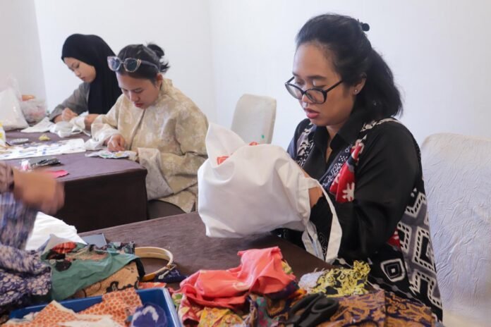 Novotel Jakarta Cikini Perkenalkan Batik Lewat Pengalaman Mencanting dan Custom Merchandise