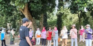 Komunitas 50+ Regional Jawa Barat Latihan Angklung di Kebun Raya Bogor Komunitas 50+ Regional Jawa Barat Latihan Angklung di Kebun Raya Bogor