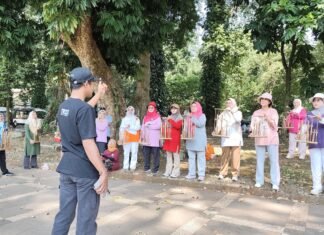 Komunitas 50+ Regional Jawa Barat Latihan Angklung di Kebun Raya Bogor Komunitas 50+ Regional Jawa Barat Latihan Angklung di Kebun Raya Bogor