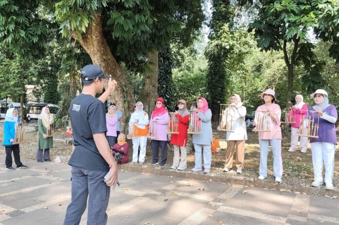 Komunitas 50+ Regional Jawa Barat Latihan Angklung di Kebun Raya Bogor Komunitas 50+ Regional Jawa Barat Latihan Angklung di Kebun Raya Bogor