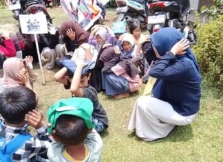 Anak-anak Kampung Pasir Angin Ikuti Simulasi Gempa dalam Edukasi Mitigasi Bencana Anak-anak Kampung Pasir Angin Ikuti Simulasi Gempa dalam Edukasi Mitigasi Bencana