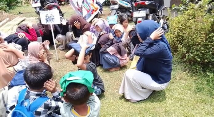 Anak-anak Kampung Pasir Angin Ikuti Simulasi Gempa dalam Edukasi Mitigasi Bencana