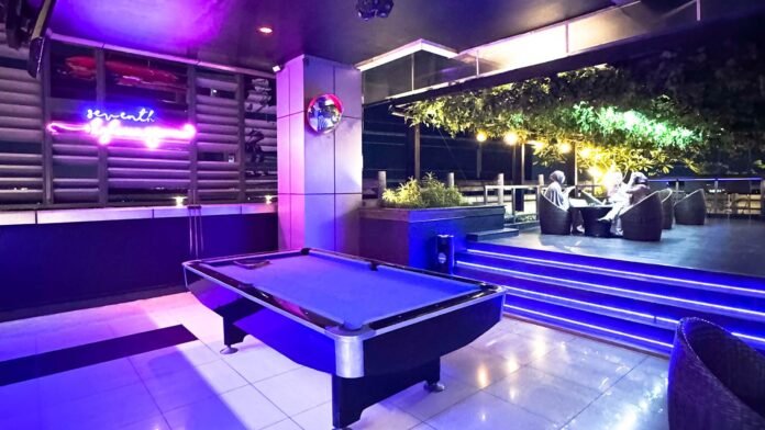Nongkrong, Karaoke hingga Mini Golf, Ini Daya Tarik 7th Sky Lounge Vasaka Hotel Jakarta