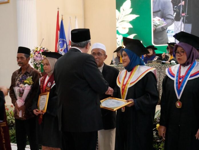 Wisuda ke-34 UNB, 120 Lulusan Didorong Berkontribusi bagi Masyarakat