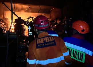 Tiga Ruko Ludes Terbakar di Surya Kencana Bogor, Dua Bangunan Ikut Terdampak Tiga Ruko Ludes Terbakar di Surya Kencana Bogor, Dua Bangunan Ikut Terdampak
