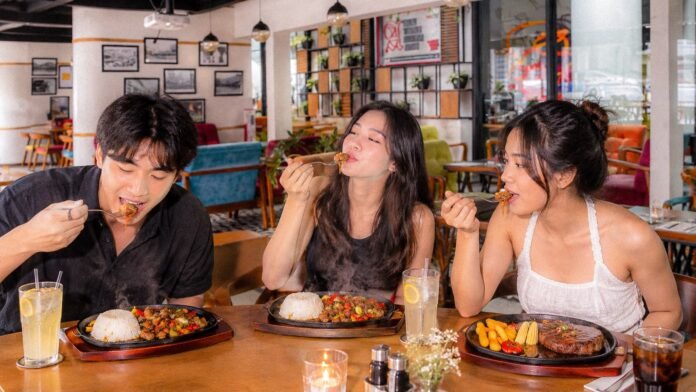 de Braga by ARTOTEL Hadirkan Heat Meets Flavor, Sajikan Lima Menu Hot Plate untuk Musim Hujan